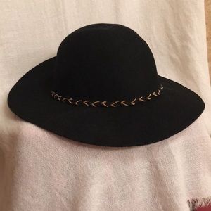 Women’s black wide brim hat